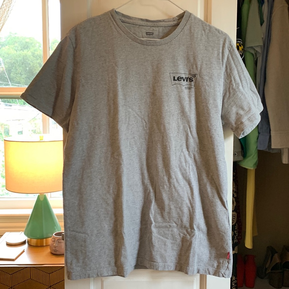 Men’s gray Levi’s t shirt